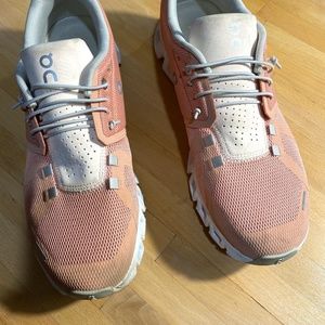 On-running Cloud 5 shoes  Rose/Shell in size 10 like new